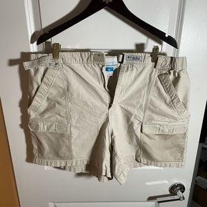 Columbia XL white shorts